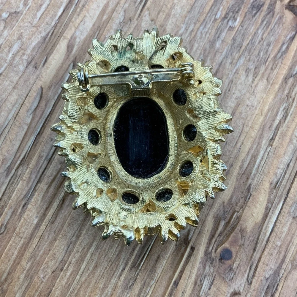 Black Glass Cameo Vintage Gold Tone Metal Faceted Stone Brooch Pin